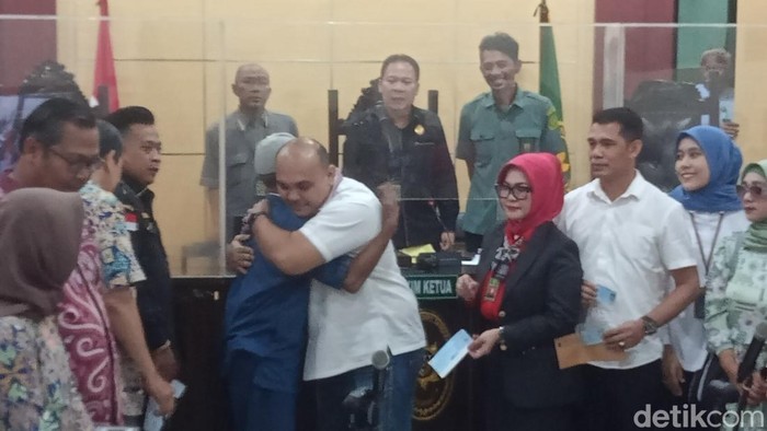 Anak Mat Solar memeluk H Idris di Pengadilan Negeri Tangerang.