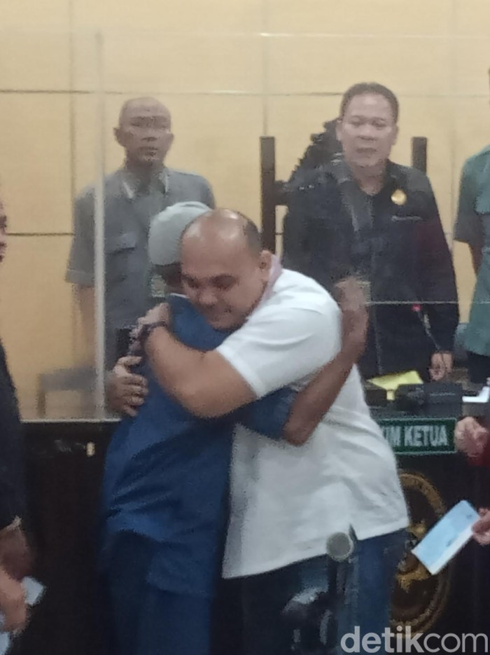Anak Mat Solar memeluk H Idris di Pengadilan Negeri Tangerang.