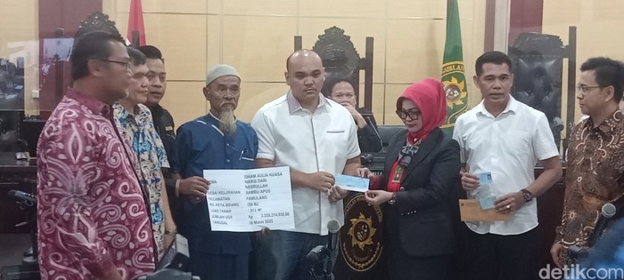 Mat Solar Keluarga Mat Solar diwakili anak tertua Idham Aulia dan H Idris menerima cek Rp 3,3 miliar.