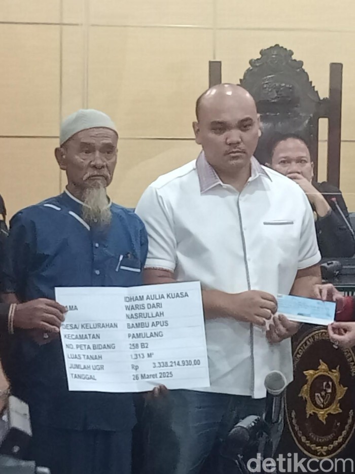 Mat Solar Keluarga Mat Solar diwakili anak tertua Idham Aulia dan H Idris menerima cek Rp 3,3 miliar.
