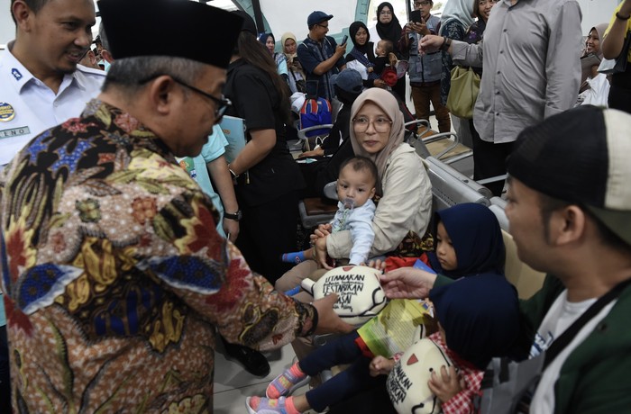 Mendikdasmen dan Kepala Perpusnas RI bagikan 20 ribu buku untuk pemudik anak-anak