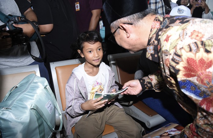 Mendikdasmen dan Kepala Perpusnas RI bagikan 20 ribu buku untuk pemudik anak-anak Mendikdasmen dan Kepala Perpusnas RI bagikan 20 ribu buku untuk pemudik anak-anak