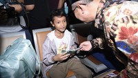 Rangkaian acara Mudik Asyik Baca Buku (MABB) dibuka Mendikdasmen Abdul Muti serta Ketua Komisi X DPR RI Hetifah Sjaifudian. Fokus utama program ini adalah menyediakan bahan bacaan yang bermutu dan menarik serta edukatif bagi masyarakat yang melakukan perjalanan jauh. Foto: (Dokumentasi Kemendikdasmen)