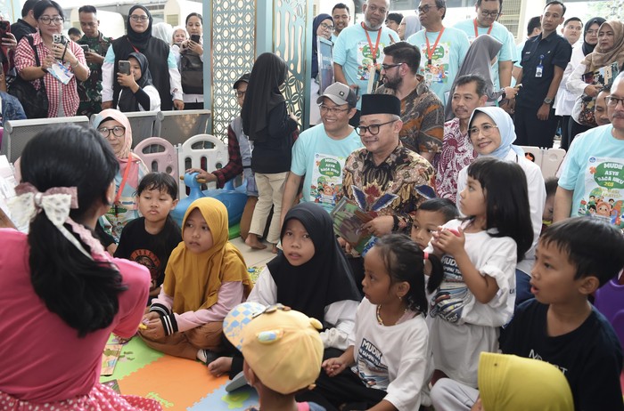 Mendikdasmen dan Kepala Perpusnas RI bagikan 20 ribu buku untuk pemudik anak-anak