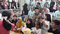 Tampak Mendikdasmen Abdul Muti, Ketua Komisi X DPR Hetifah Sjaifudian, Kepala Badan Bahasa Hafidz Muksin dan Kepala Perpusnas Endang Aminudin Aziz berfoto bersama di gerai baca bersama para pemudik anak di Stasiun Senen. Foto: (Dokumentasi Kemendikdasmen)