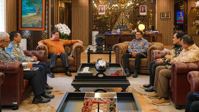 Menko Perekonomian Airlangga Hartarto bersama Menteri Ekonomi Kreatif Teuku Riefky Harsya