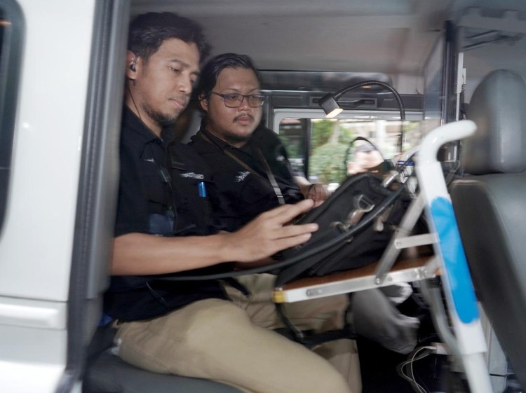 Menkomdigi Menkomdigi Meutya Hafid cek sinyal internet di Stasiun Gambir, Jakarta.