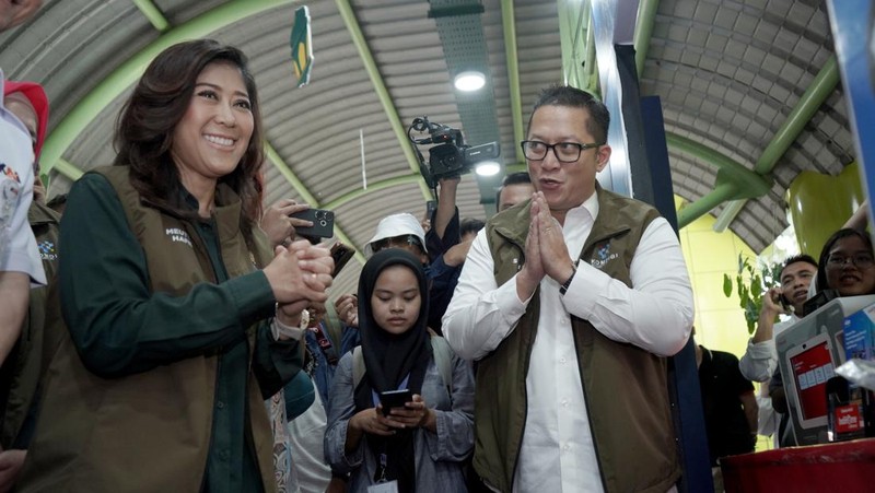 Menkomdigi Meutya Hafid cek sinyal internet di Stasiun Gambir, Jakarta.