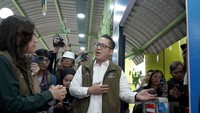 Menkomdigi Meutya Hafid cek sinyal internet di Stasiun Gambir, Jakarta.