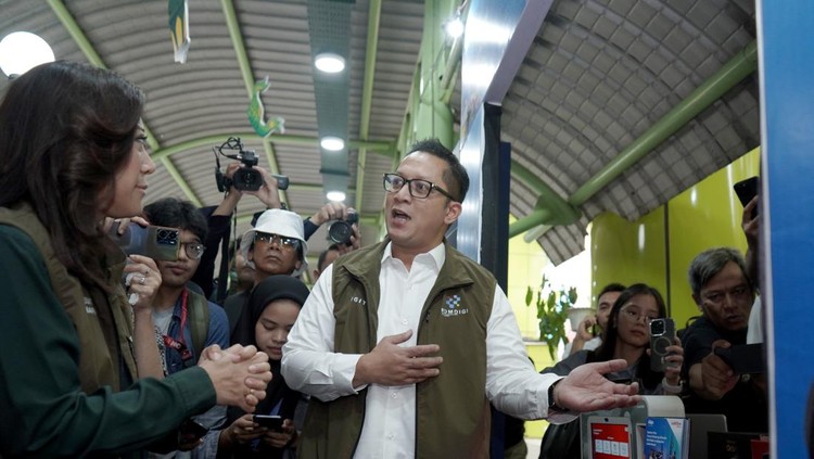 Menkomdigi Menkomdigi Meutya Hafid cek sinyal internet di Stasiun Gambir, Jakarta.