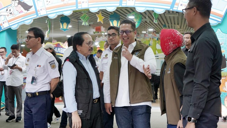 Menkomdigi Menkomdigi Meutya Hafid cek sinyal internet di Stasiun Gambir, Jakarta.
