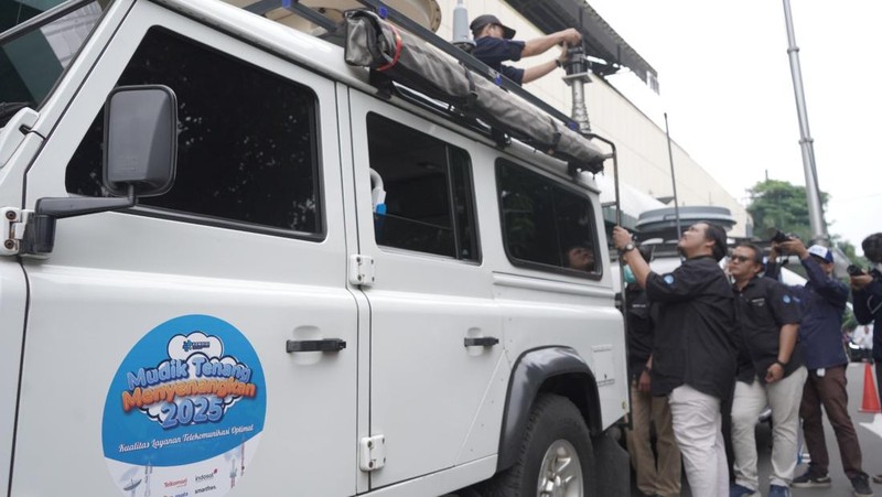 Menkomdigi Meutya Hafid cek sinyal internet di Stasiun Gambir, Jakarta.