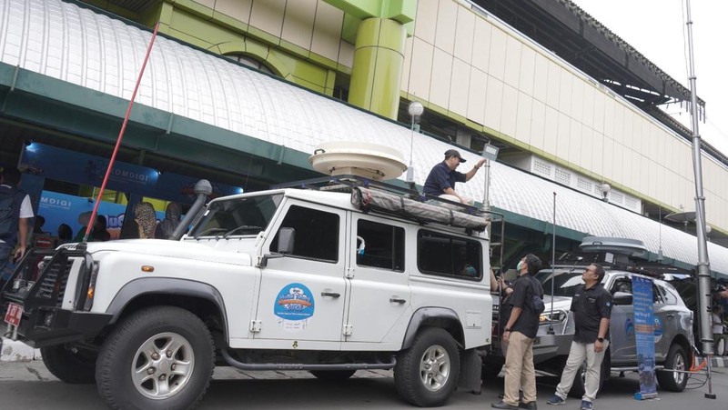 Menkomdigi Meutya Hafid cek sinyal internet di Stasiun Gambir, Jakarta.