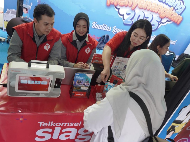 Menkomdigi Meutya Hafid cek sinyal internet di Stasiun Gambir, Jakarta.