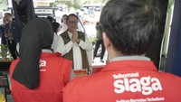Menkomdigi Meutya Hafid cek sinyal internet di Stasiun Gambir, Jakarta.