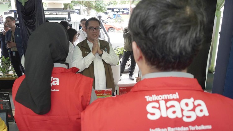 Menkomdigi Menkomdigi Meutya Hafid cek sinyal internet di Stasiun Gambir, Jakarta.