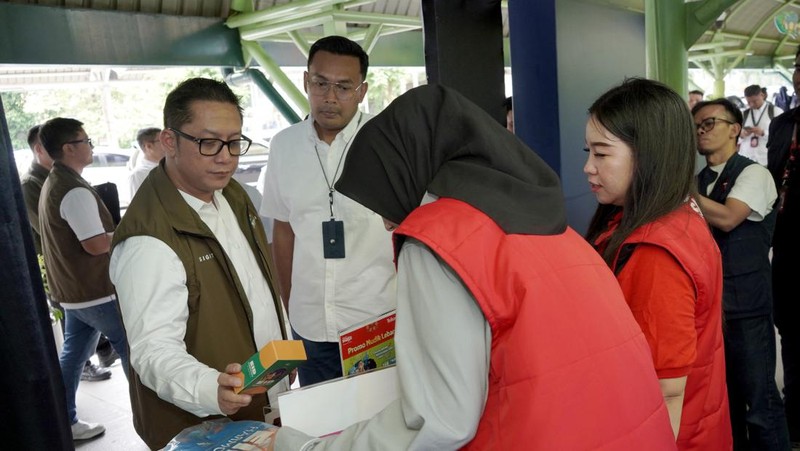 Menkomdigi Meutya Hafid cek sinyal internet di Stasiun Gambir, Jakarta.