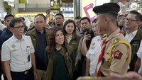 Menkomdigi Meutya Hafid cek sinyal internet di Stasiun Gambir, Jakarta.