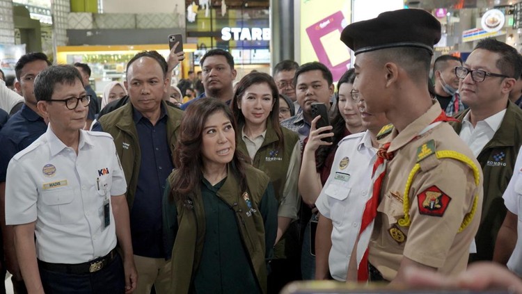 Menkomdigi Menkomdigi Meutya Hafid cek sinyal internet di Stasiun Gambir, Jakarta.