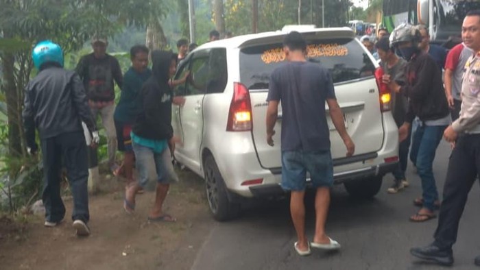 Mobil nyaris masuk jurang di Tasikmalaya
