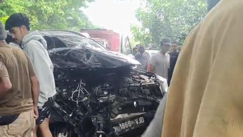 Mobil Pajero Sport Kapolres Bima Kota rusak parah setelah bertabrakan dengan truk Fuso di tanjakan Desa Tekasire, kecamatan Manggelewa, Dompu, NTB, Rabu (26/3/2025) siang. (Istimewa)