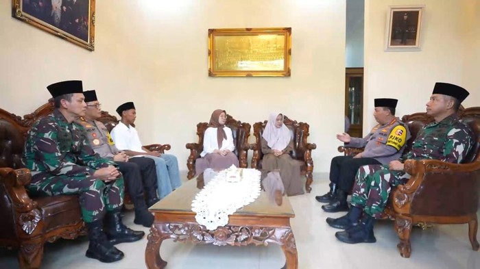 Momen haru Kapolri-Panglima TNI temui keluarga Alm anumerta Ghalib