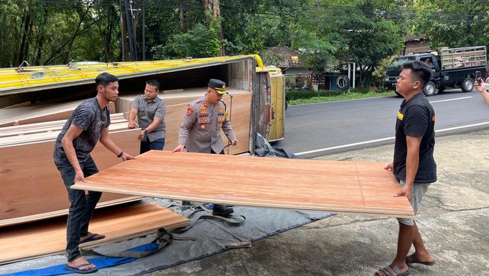Momen Kapolres Wonogiri AKBP Jarot Sungkowo membantu korban kecelakaan di Jatisrono, Rabu (26/3/2025).