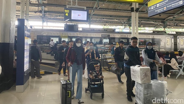 Suasana Stasiun Tugu, Kota Jogja mulai dipadati pemudik jelang Lebaran 2025, Rabu (26/3/2025).