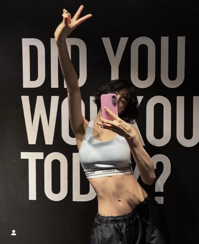 Nana eks After School menampilkan rutinitasnya berolahraga di gym lewat unggahan Instagram terbaru. Tak sedikit netizen yang salah fokus dengan bentuk tubuh idealnya. Sejumlah tato yang menghiasi tubuhnya pun tak lagi terlihat. Foto: dok. Instagram @jin_a_nana