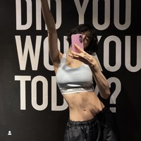 Nana eks After School menampilkan rutinitasnya berolahraga di gym lewat unggahan Instagram terbaru. Tak sedikit netizen yang salah fokus dengan bentuk tubuh idealnya. Sejumlah tato yang menghiasi tubuhnya pun tak lagi terlihat. Foto: dok. Instagram @jin_a_nana