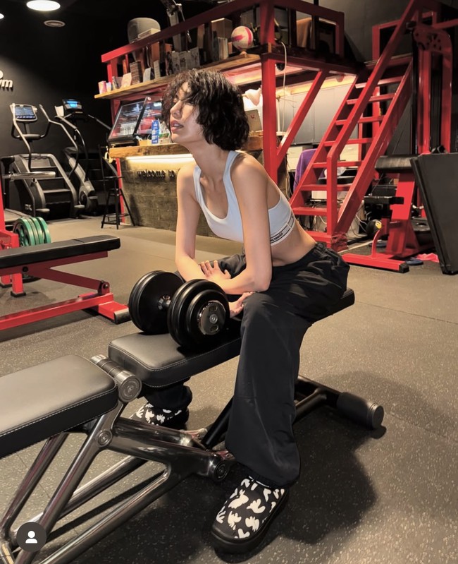 Nana eks After School menggemparkan publik saat tiba-tiba tampil dengan tato di konferensi pers film Confession pada tahun 2022. Bagian lengan, paha, hingga betis Nana dipenuhi gambar abstrak seperti batman, jaring laba-laba, ular, dan bunga. Sampai-sampai tatonya menuai cibiran netizen disebut buku gambar anak-anak. Foto: dok. Instagram @jin_a_nana