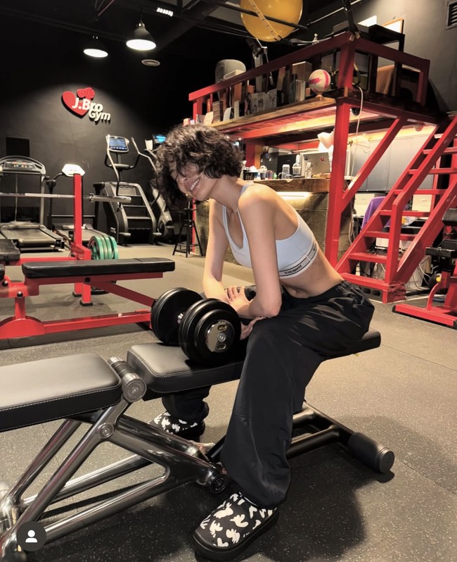 Unggahan foto Nana eks After School mengundang kekaguman netizen karena bentuk tubuh idealnya. Tampil memakai sports bra, dia memamerkan perut rata dan otot perutnya yang terbentuk karena konsisten berolahraga di tengah kesibukan. Foto: dok. Instagram @jin_a_nana