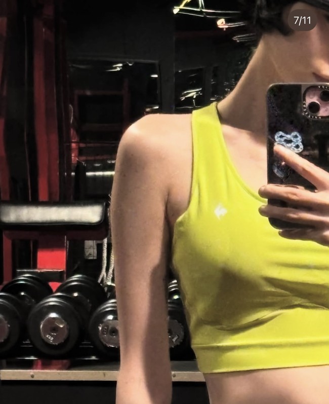 Aktris berusia 33 tahun itu menganggap tato sebagai bentuk coping mechanism alias caranya melampiaskan stres. Namun, karena dimarahi ibunya, Nana eks After School akhirnya pelan-pelan menghapus tatonya. Foto: dok. Instagram @jin_a_nana