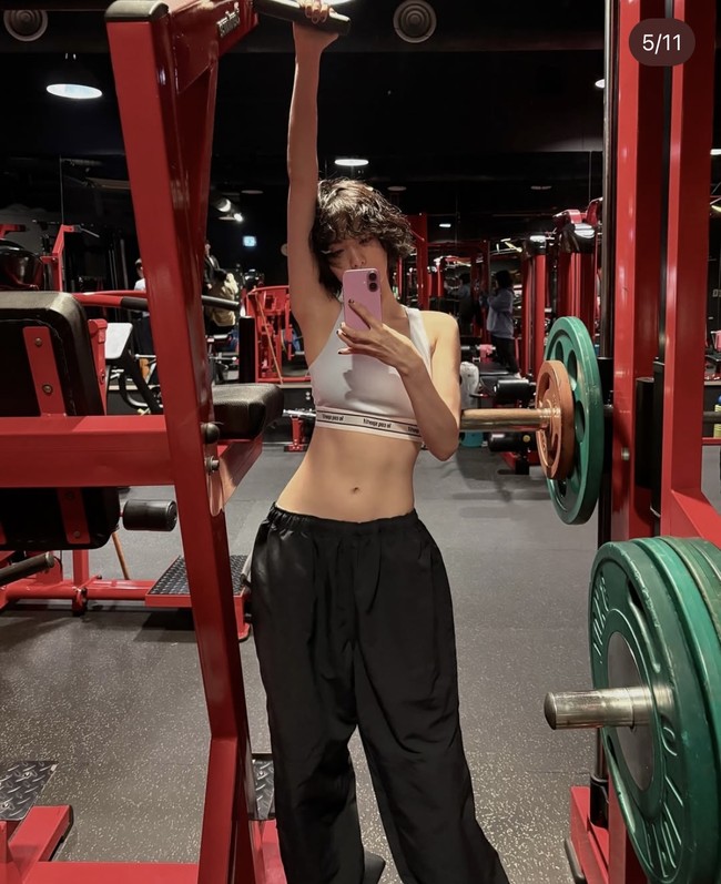 Dari semua tato, hanya satu yang dipertahankan Nana eks After School yaitu tato angka kelahiran ibunya 1968 pada bagian kaki. Foto: dok. Instagram @jin_a_nana