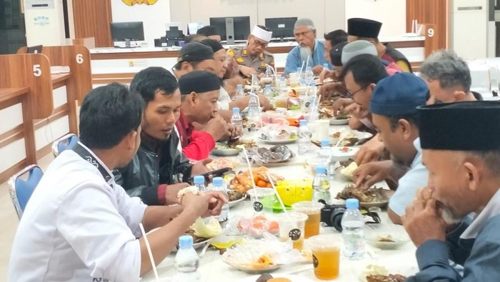 Eks narapidana terorisme di wilayah Pantura Timur bersilahturahmi dengan Kapolsek Kudus Kota, AKP Subkhan di Mapolsek Kudus Kota, Selasa (25/3/2025).