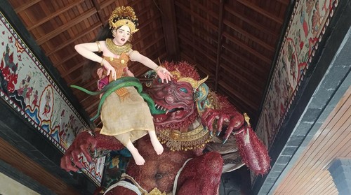 Ogoh-ogoh bertajuk ‘Warsaparwa’ karya STT Purwa Jati Kumara Gana, Banjar Teges Kanginan, Desa Peliatan, Kecamatan Ubud, Gianyar, yang memakai 60 kg kulit bawang bombay. (Leona Wirawan/detikBali)