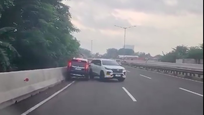 Pajero-Fortuner senggolan