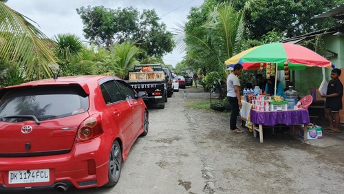 Pedagang musiman di sepanjang jalur alternatif untuk mengatasi antrean menuju Pelabuhan Gilimanuk, Kecamatan Melaya, Jembrana, Rabu (26/3/2025). (I Putu Adi Budiastrawan/detikBali)