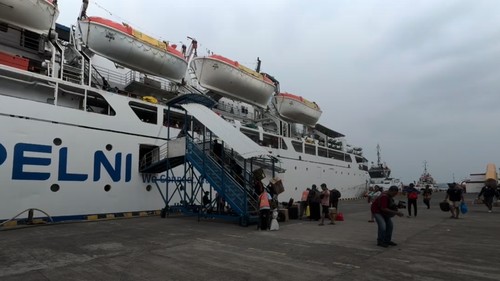 Pelabuhan Benoa, Denpasar, Bali dipadati pemudik yang hendak menuju timur Indonesia menggunakan kapal laut. Hari ini, Rabu (26/3) dan Jum’at (28/3) diprediksi menjadi puncak arus mudik lebaran.