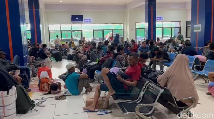 Pelabuhan Trisakti Banjarmasin yang tak terjadi penumpukan penumpang dalam terminal keberangkatan.
