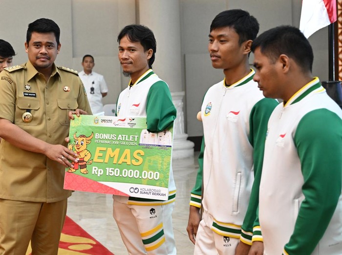 Pemberian bonus oleh Gubsu Bobby Nasution kepada atlet