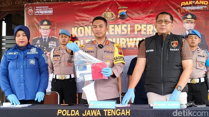 Kedua tersangka dihadirkan dalam pers rilis di Mapolres Purworejo, Rabu (26/3/2025) sore.