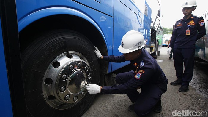 Pemeriksaan Awak Bus dan Armada di Terminal Kalideres Petugas mengecek kelaikan armada dan kesehatan awak bus pada musim arus mudik di Terminal Kalideres, Jl Daan Mogot, Jakarta, Rabu (26/3/2025). Hal tersebut untuk memastikan keselamatan perjalanan dan pemudik hingga tempat tujuan. Diperkirakan puncak kepadatan arus mudik di Terminal Kalideres akan terjadi pada 27-28 Maret 2025.