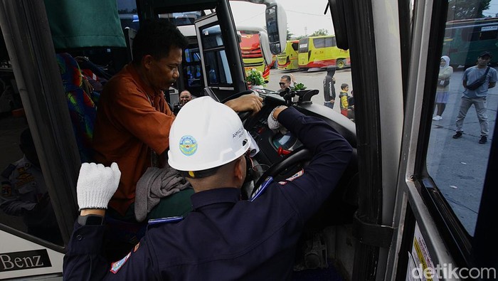 Petugas mengecek kelaikan armada dan kesehatan awak bus pada musim arus mudik di Terminal Kalideres, Jl Daan Mogot, Jakarta, Rabu (26/3/2025). Hal tersebut untuk memastikan keselamatan perjalanan dan pemudik hingga tempat tujuan.   Diperkirakan puncak kepadatan arus mudik di Terminal Kalideres akan terjadi pada 27-28 Maret 2025.