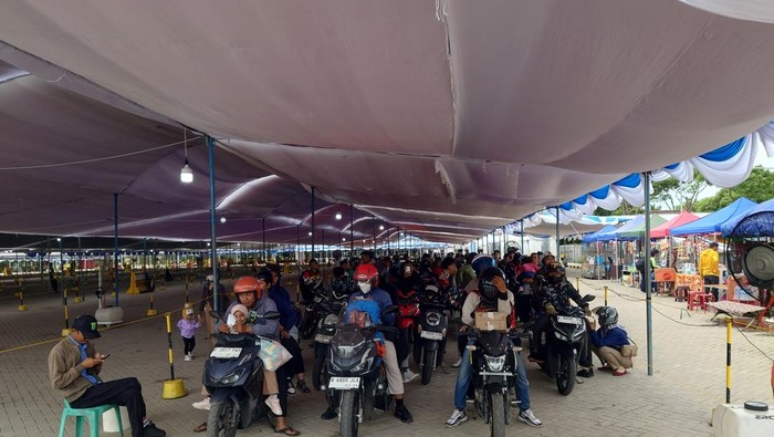 Pemudik motor di Pelabuhan Ciwandan (M Iqbal/detikcom)