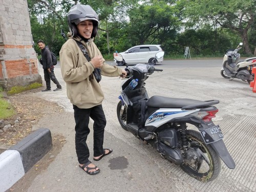 Seorang pemudik, Harianto, menunjukkan ban motornya yang diisi rumput karena bocor, Rabu (26/3/2025). Harianto mudik dari Denpasar menuju Banyuwangi.