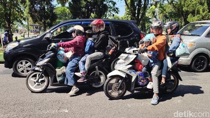 Pemudik terlihat mulai ramai melintasi jalan Ciamis.