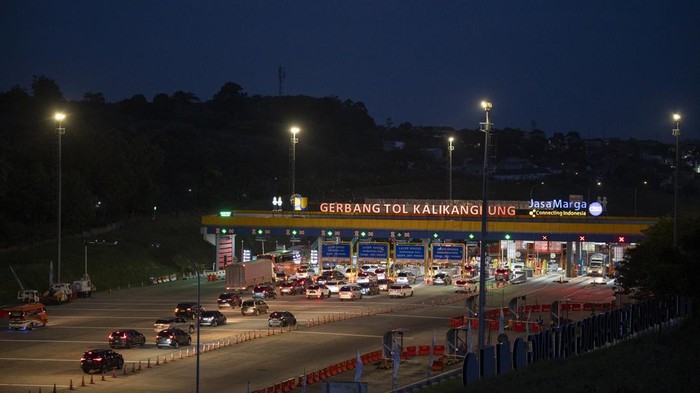 Kendaraan antre memasuki Gerbang Tol Kalikangkung di Semarang, Jawa Tengah, Rabu (26/3/2025). Volume kendaraan arus mudik Tol Trans Jawa Batang-Semarang dari arah Jakarta yang memasuki Gerbang Tol Kalikangkung menuju ke sejumlah wilayah di Jateng dan Jatim pada H-5 Lebaran hingga pukul 18.25 WIB terpantau ramai lancar. ANTARA FOTO/Aprillio Akbar/tom.