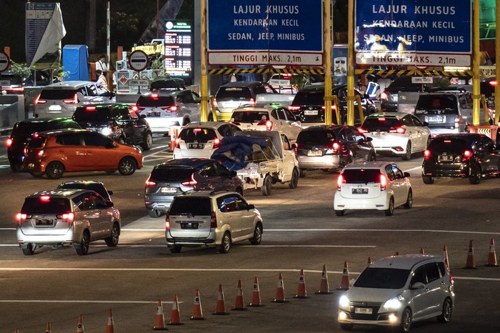 Kendaraan antre memasuki Gerbang Tol Kalikangkung di Semarang, Jawa Tengah, Rabu (26/3/2025). Volume kendaraan arus mudik Tol Trans Jawa Batang-Semarang dari arah Jakarta yang memasuki Gerbang Tol Kalikangkung menuju ke sejumlah wilayah di Jateng dan Jatim pada H-5 Lebaran hingga pukul 18.25 WIB terpantau ramai lancar. ANTARA FOTO/Aprillio Akbar/tom.