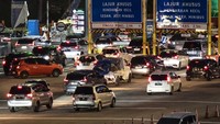 Volume kendaraan arus mudik Tol Trans Jawa Batang-Semarang dari arah Jakarta yang memasuki Gerbang Tol Kalikangkung menuju ke sejumlah wilayah di Jateng dan Jatim pada H-5 Lebaran hingga pukul 18.25 WIB terpantau ramai lancar.